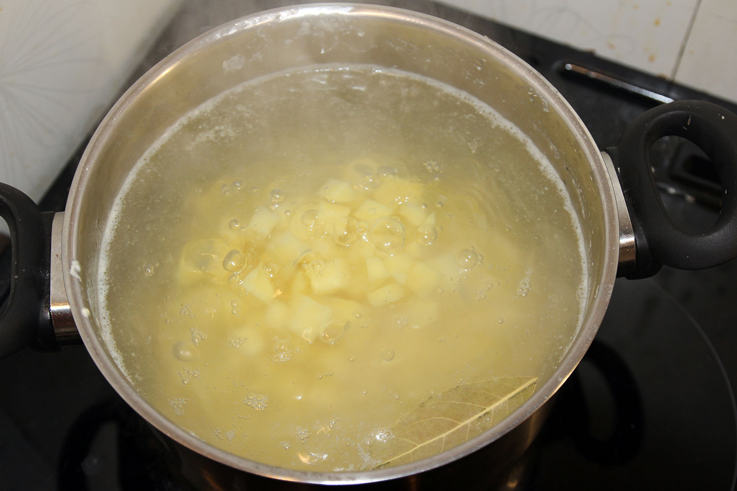 Добавляем в бульон лавровый лист, перец, соль