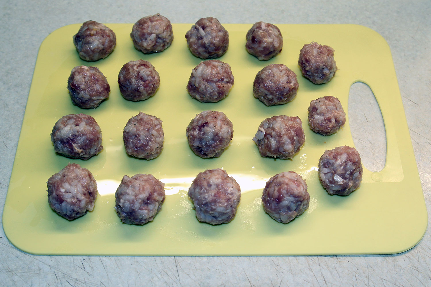 Катаем фрикадельки из фарша