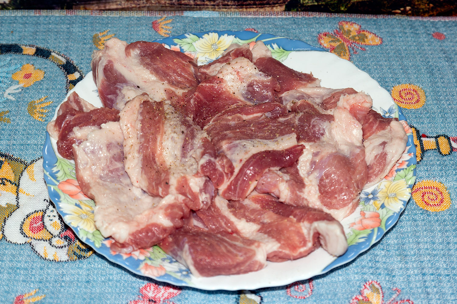 Свинину посолить, поперчить по рецепту