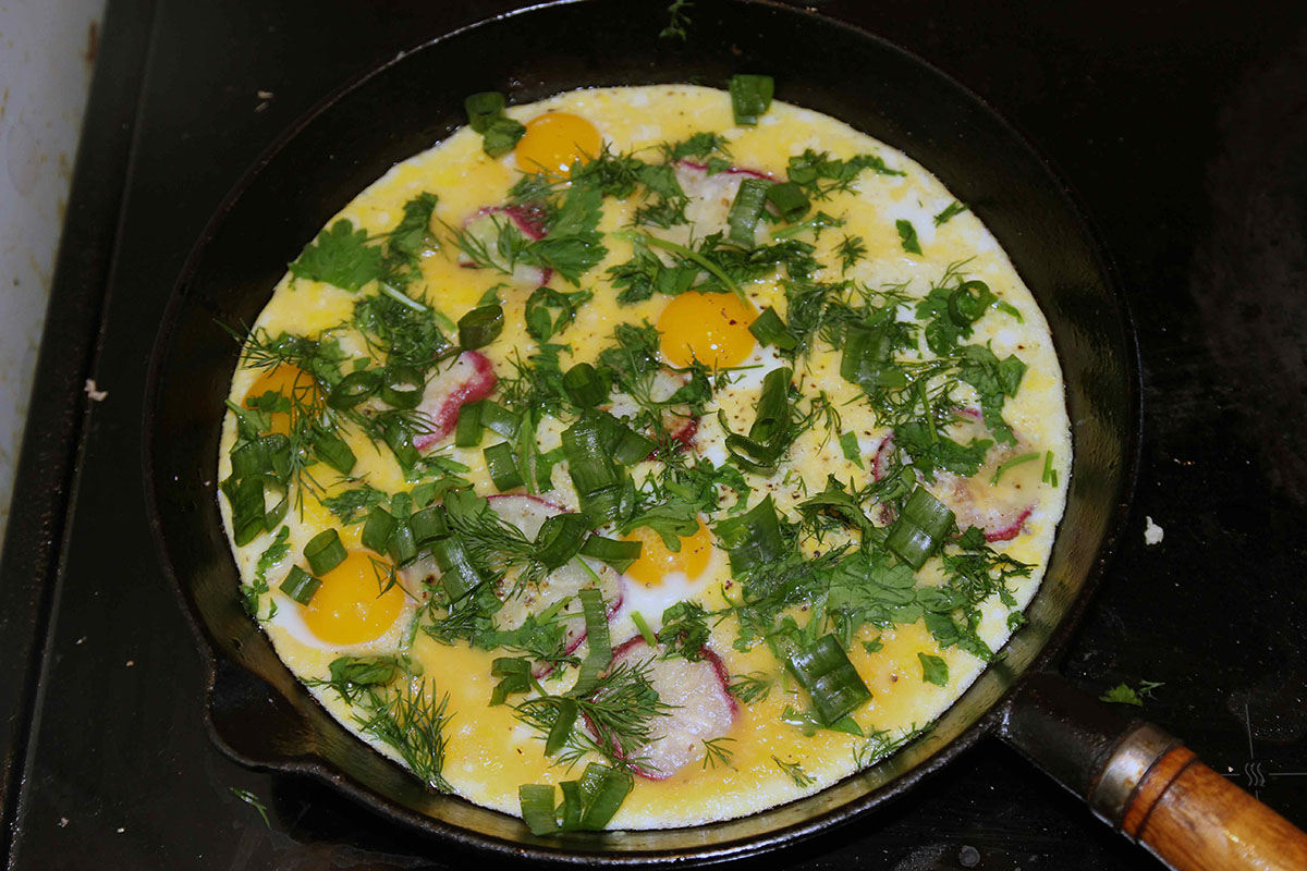 Яичница с жареным редисом