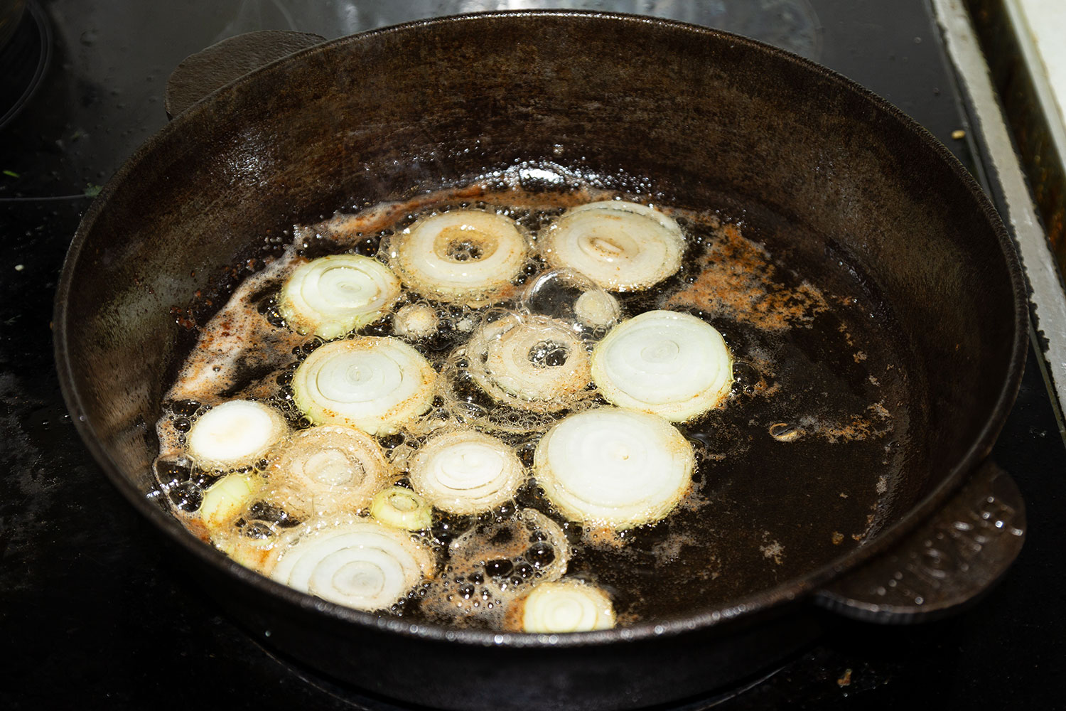 Слегка обжарить лук для рецепта картофель по-тирольски