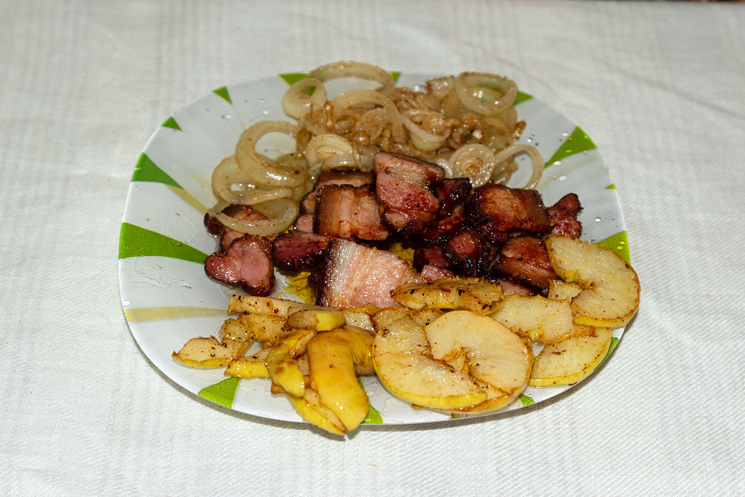 Обжарьте яблоки для рецепта картофель по-тирольски