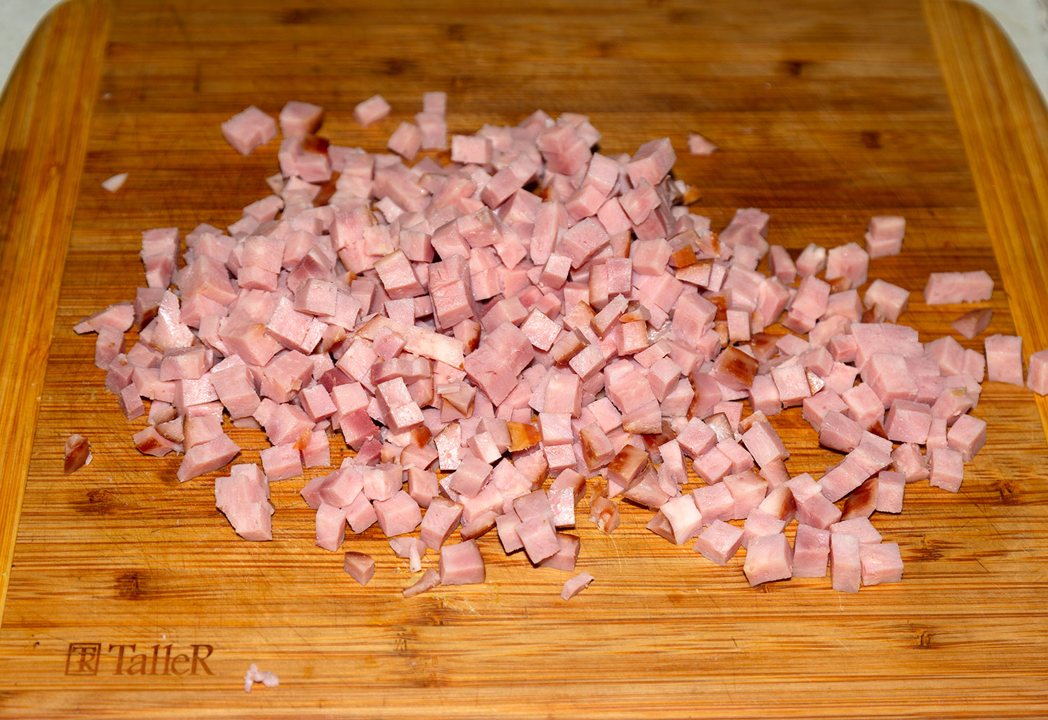 Мелко нарезаем ветчину для рецепта картофель по-тирольски