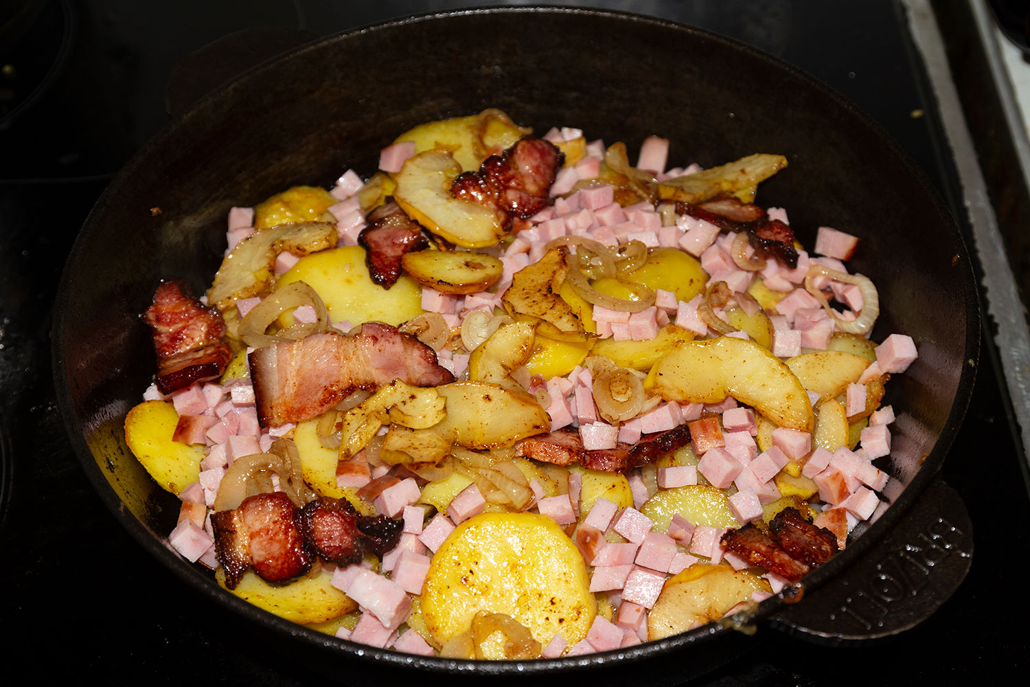 Смешиваем картофель с ветчиной, яблоками и луком для рецепта картофель по-тирольски
