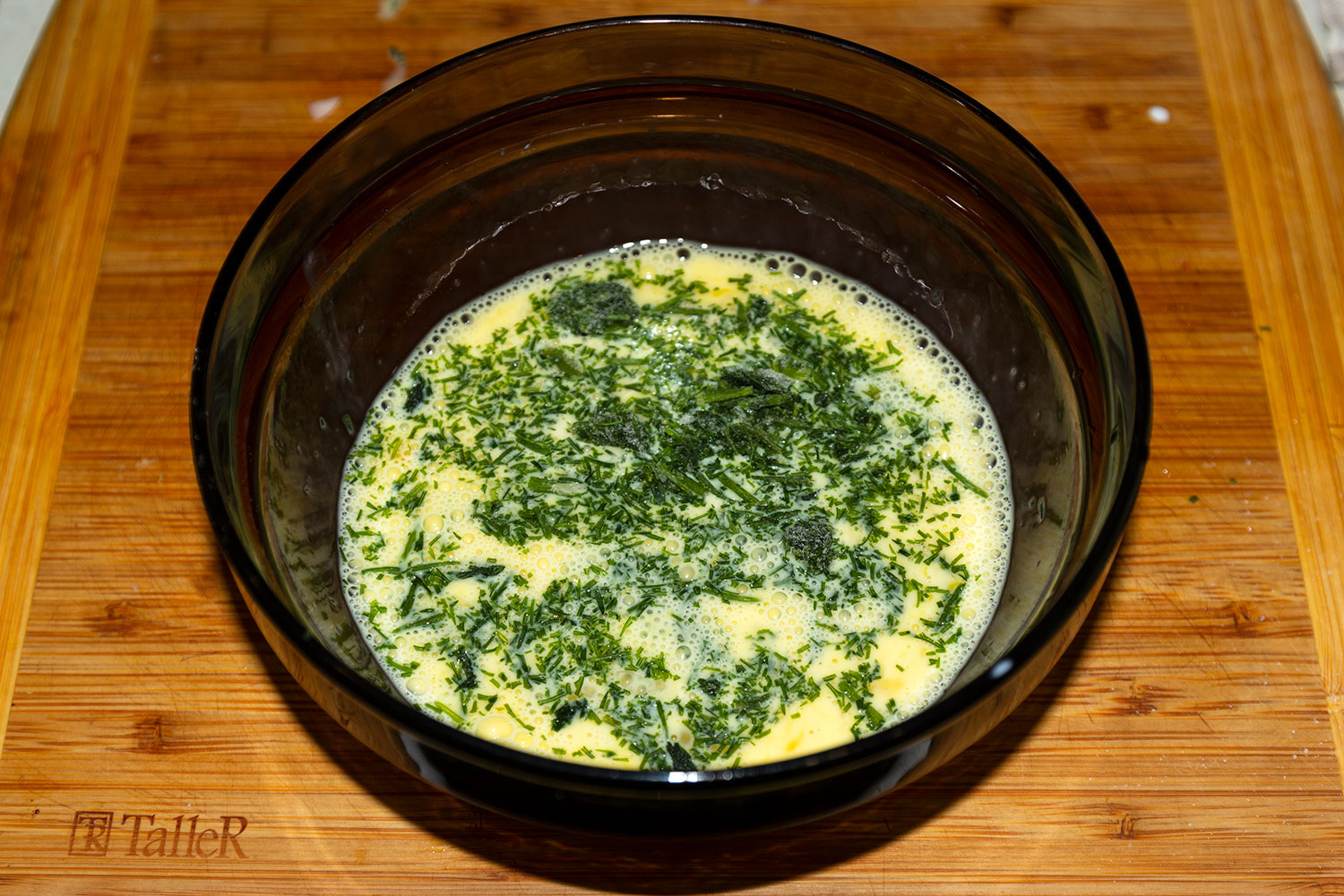 Смешиваем яйцо со сливками для рецепта картофель по-тирольски