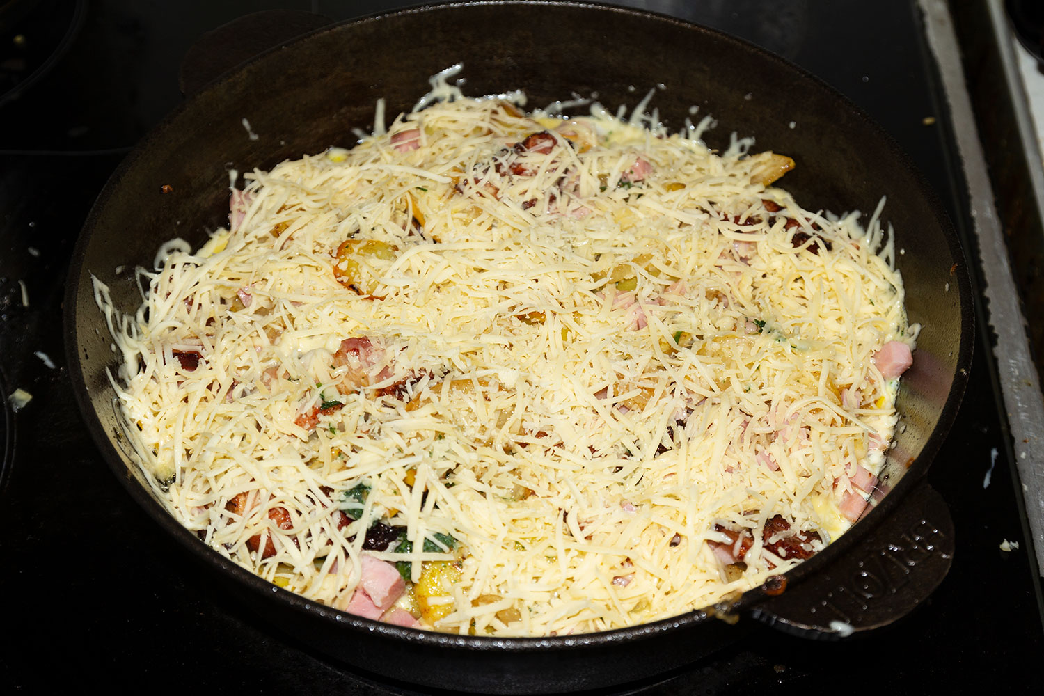 Посыпаем сыром картофель по-тирольски