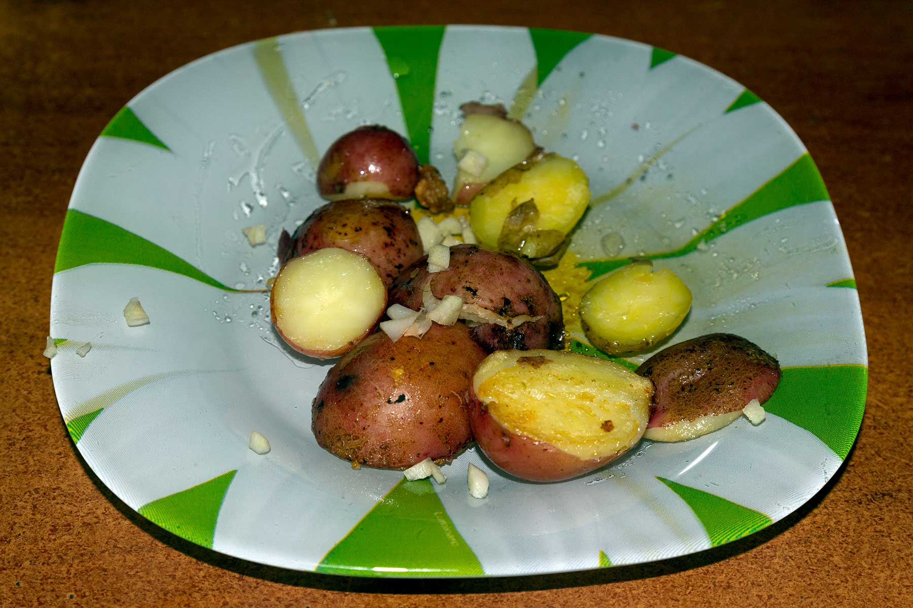 Фото к рецепту Молодой картофель с чесноком Молодой картофель с чесноком