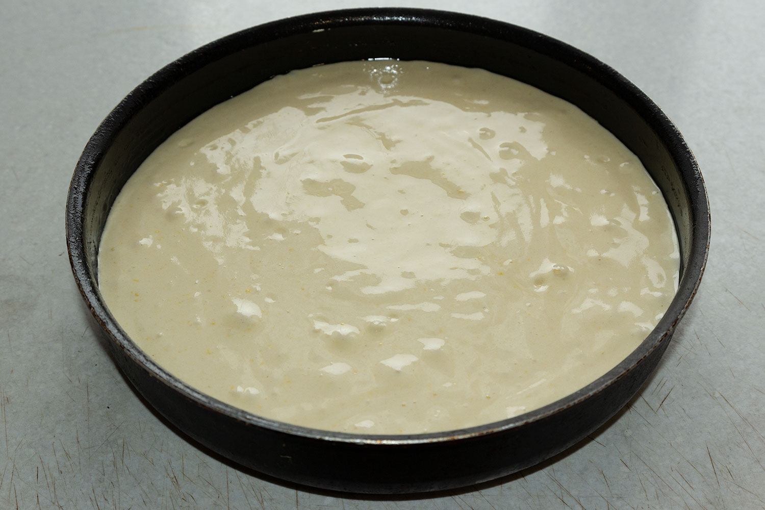 Выливаем готовое бисквитное тесто в форму для выпечки торта Надежда