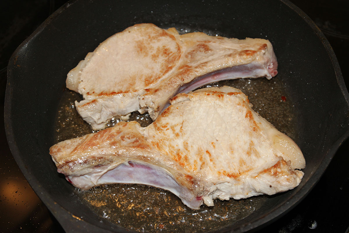 Обжариваем свиную корейку