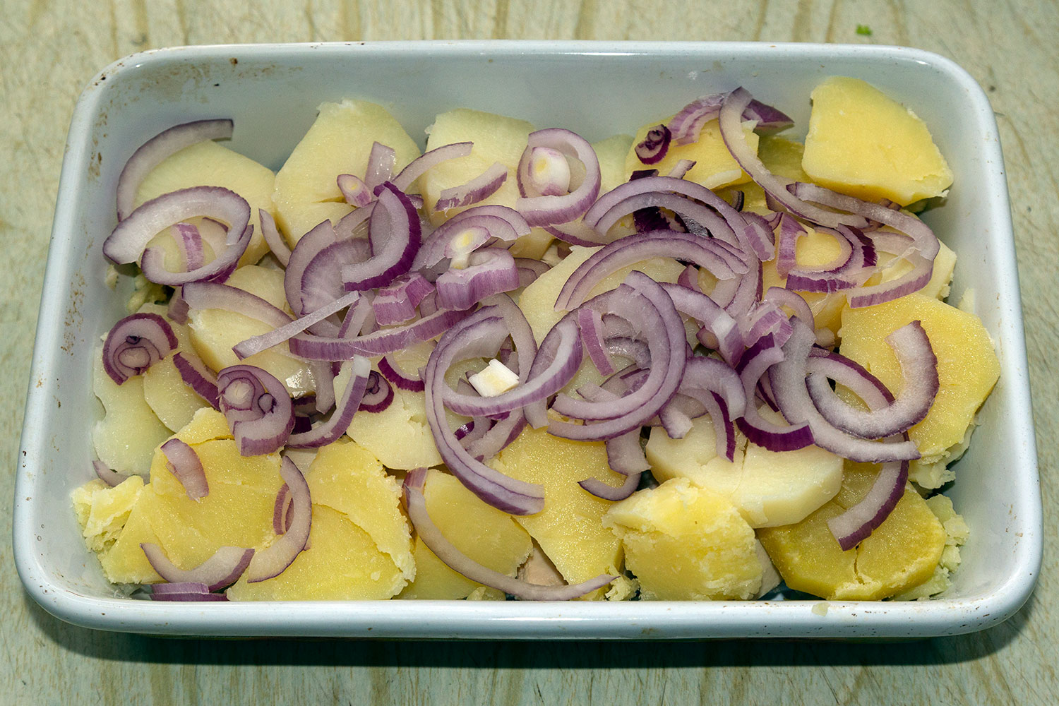 Добавляем слой картофеля и лука для курицы по-двински Добавляем слой картофеля и лука