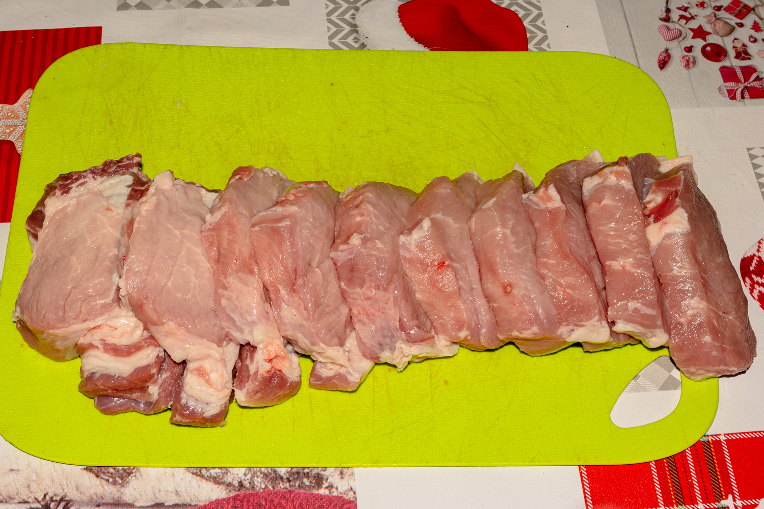 нарезанное мясо по рецепту Антрекот по-варшавски