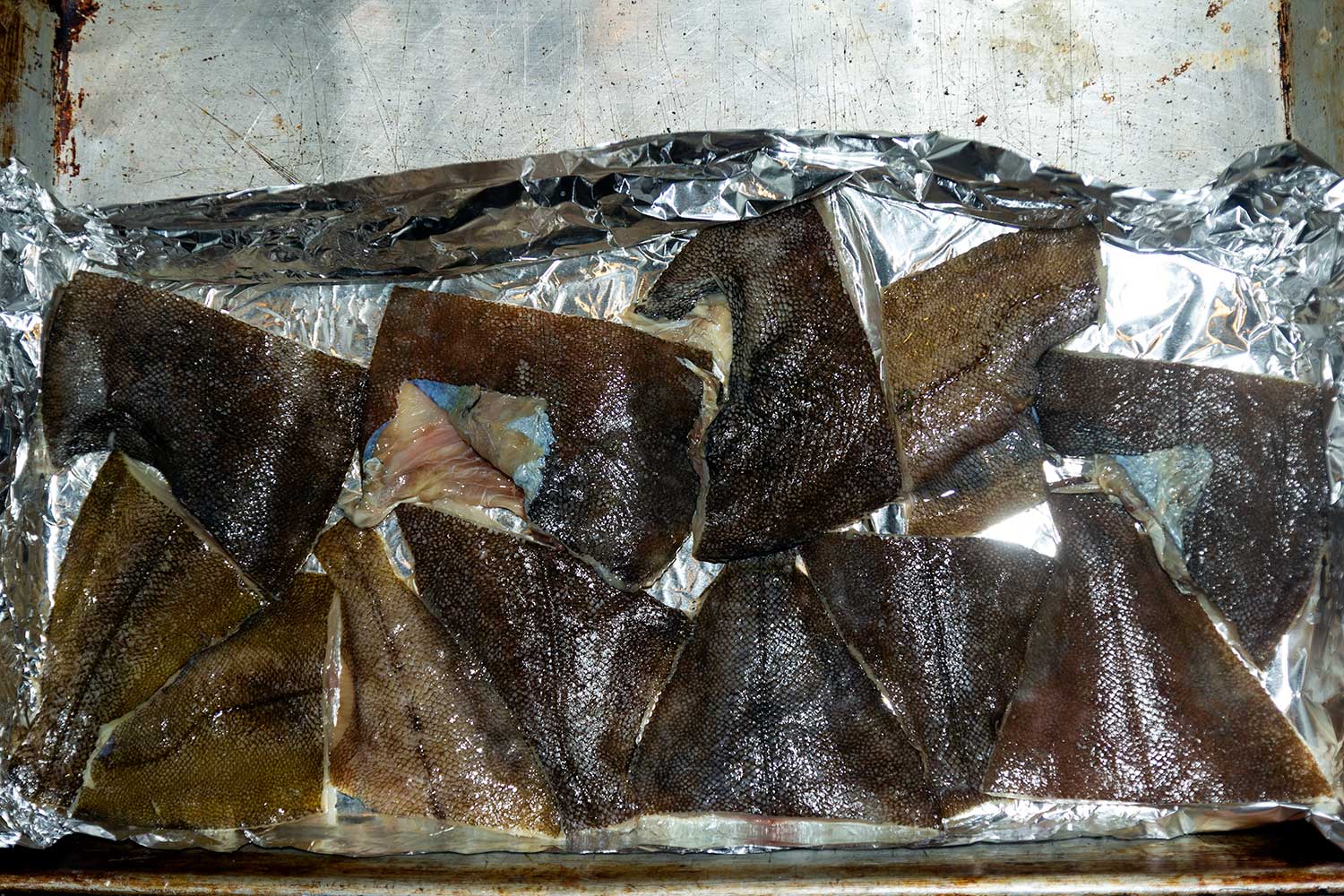 Выкладываем нарезанную рыбу на противень