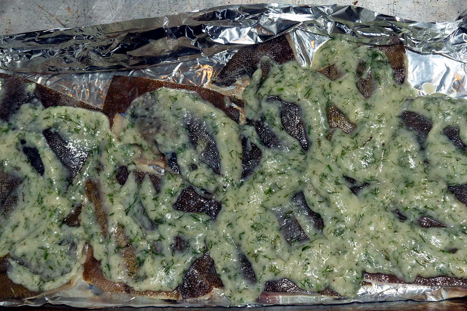 Поливаем камбалу соусом