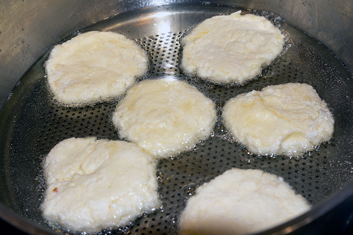 Жарим сырники