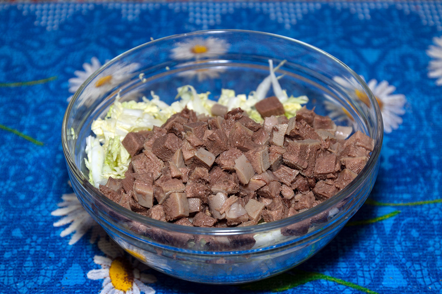 Кубики вареного языка для рецепта Нарезать кубиками вареный язык для рецепта