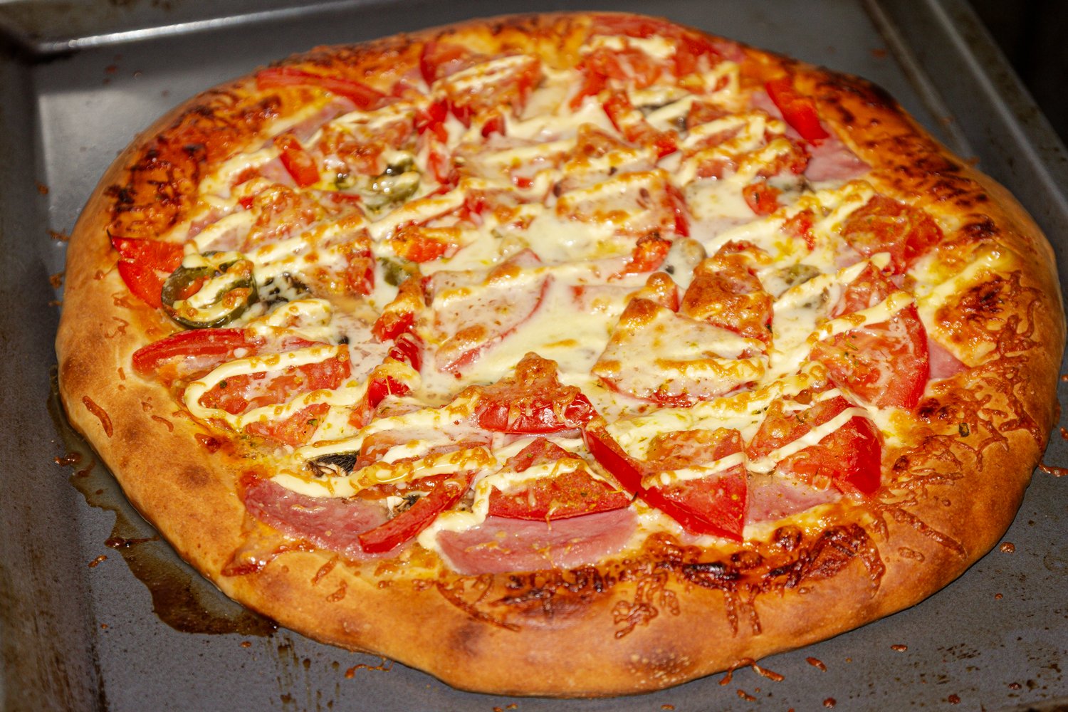 Фото к рецепту Пицца овощная, с колбасой под майонезом Пицца овощная, с колбасой под майонезом