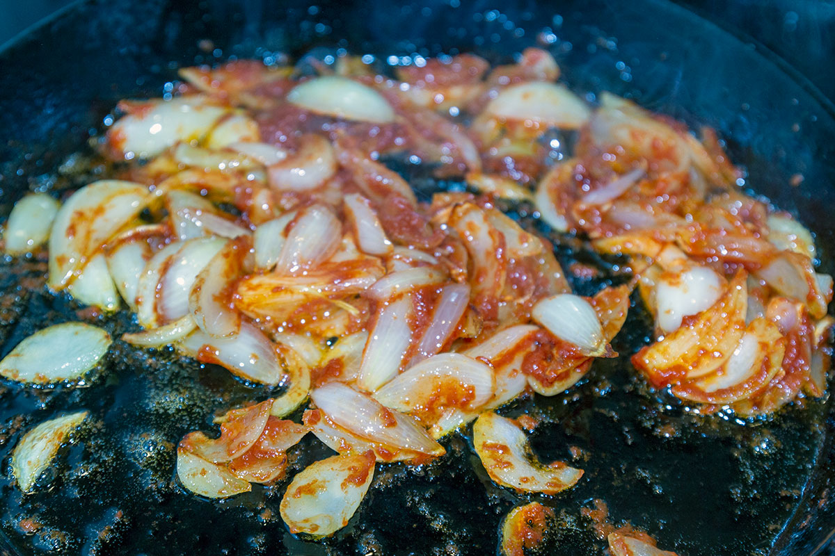 Лук с томатной пастой