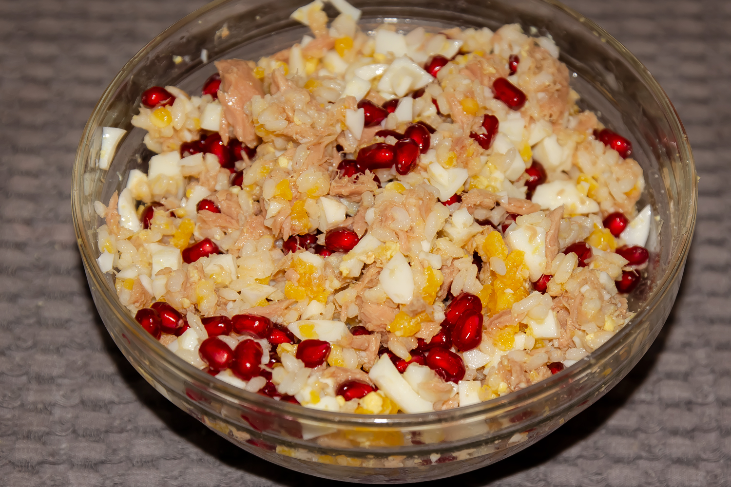 салат, заправленный маслом  для рецепта Салат из тунца с гранатом