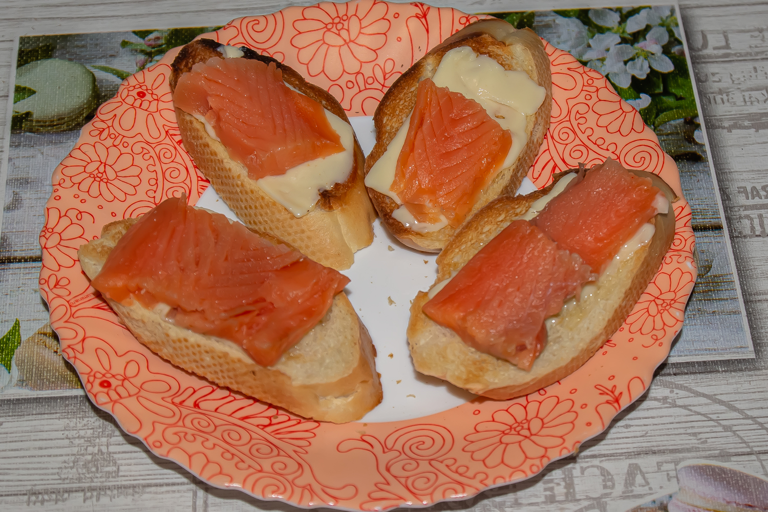 выложите рыбу на масло по рецепту Хрустящие тосты с рыбой и киви рыба выложенная на масло по рецепту Хрустящие тосты с рыбой и киви