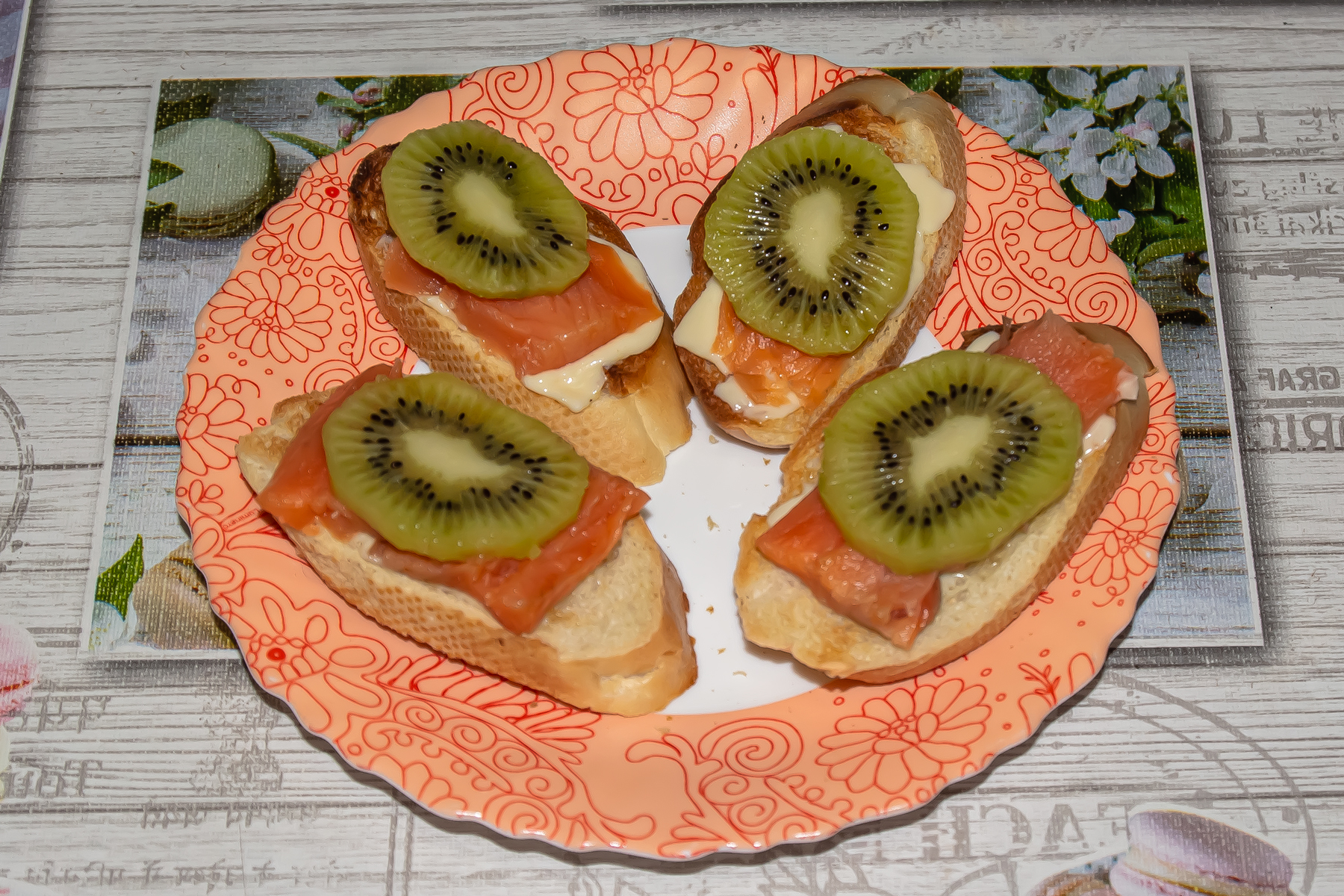 Фото к рецепту Хрустящие тосты с рыбой и киви Хрустящие тосты с рыбой и киви