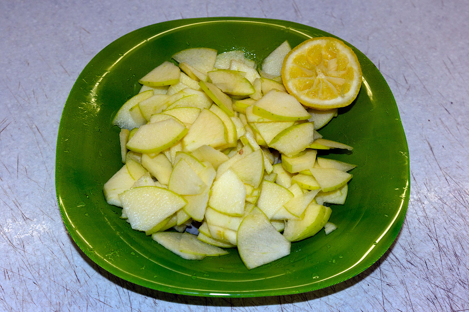 Нарезать яблоко дольками для рецепта