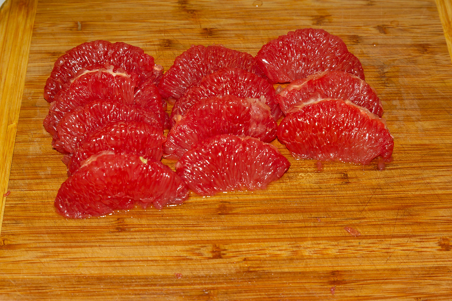 Разберите грейпфрут на сегменты для рецепта