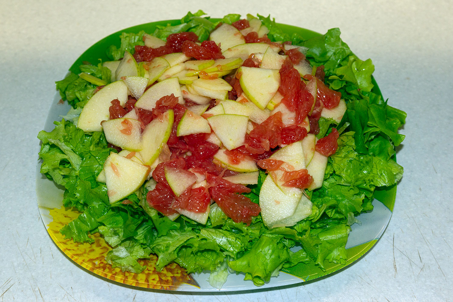 Уложите яблоки и грейпрут на листья салата для рецепта