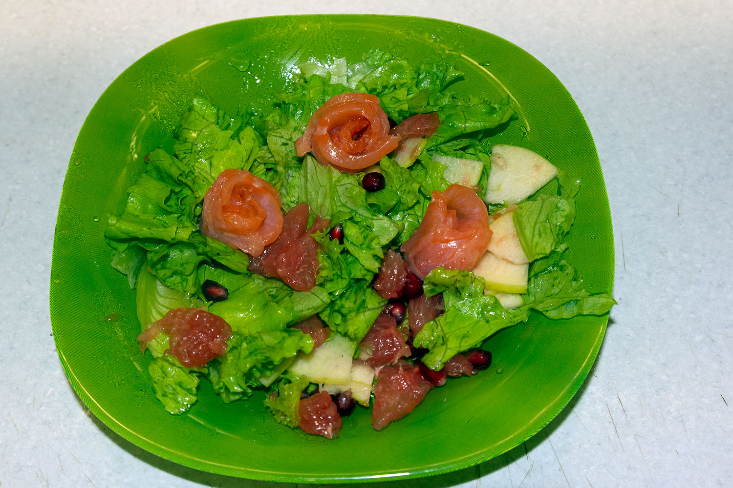 Разложите салат в порционные тарелки по рецепту