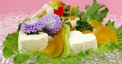 Салат из творожной массы с персиками