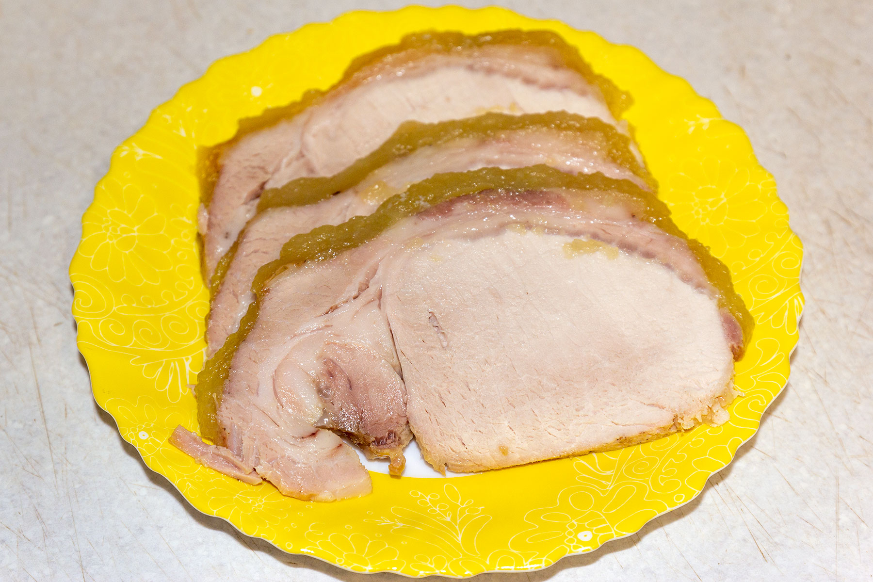 Жареная корейка в яблочном соусе