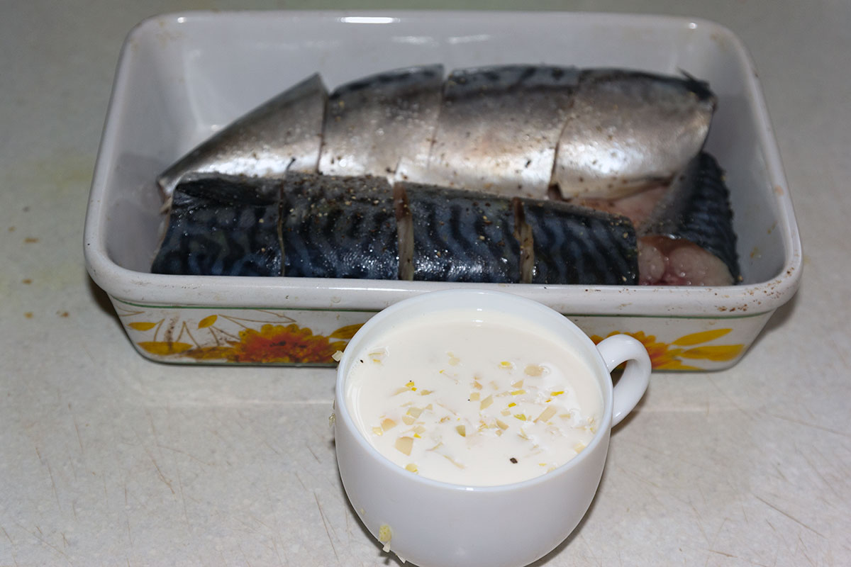 Потрошеная скумбрия и соус