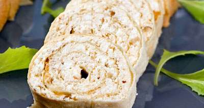 Рулет с пикантной творожной начинкой