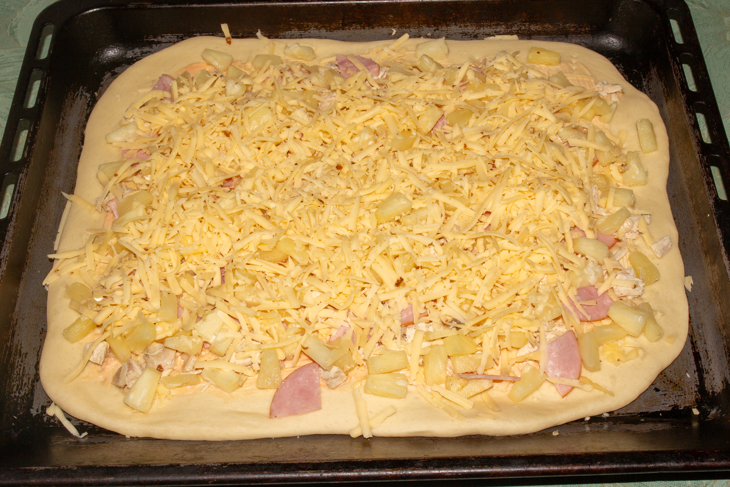 пицца посыпанная сыром по рецепту Пицца Лиза