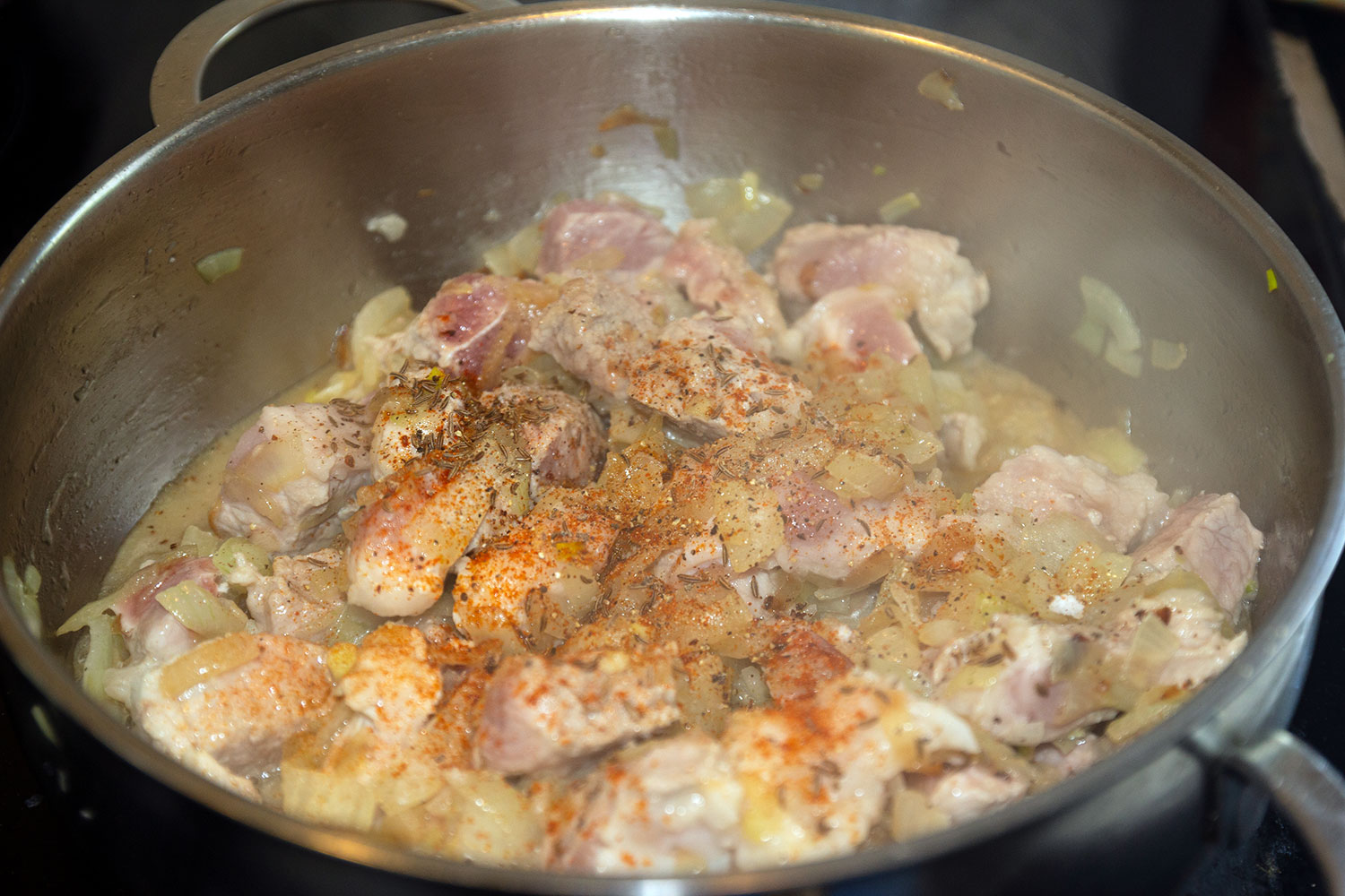 Жарим мясо, посыпаное тмином и перцем