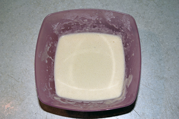 Кляр в тарелке для рецепта куриное филе в кляре Куриное филе в кляре, кляр