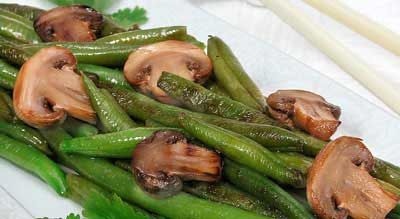 Фото к рецепту Стручковая фасоль, жаренная с шампиньонами Стручковая фасоль, жаренная с шампиньонами