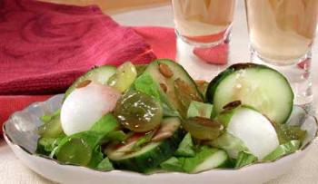 Дынный салат с ягодным соусом