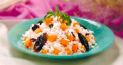 Морковь, тушённая с рисом и черносливом