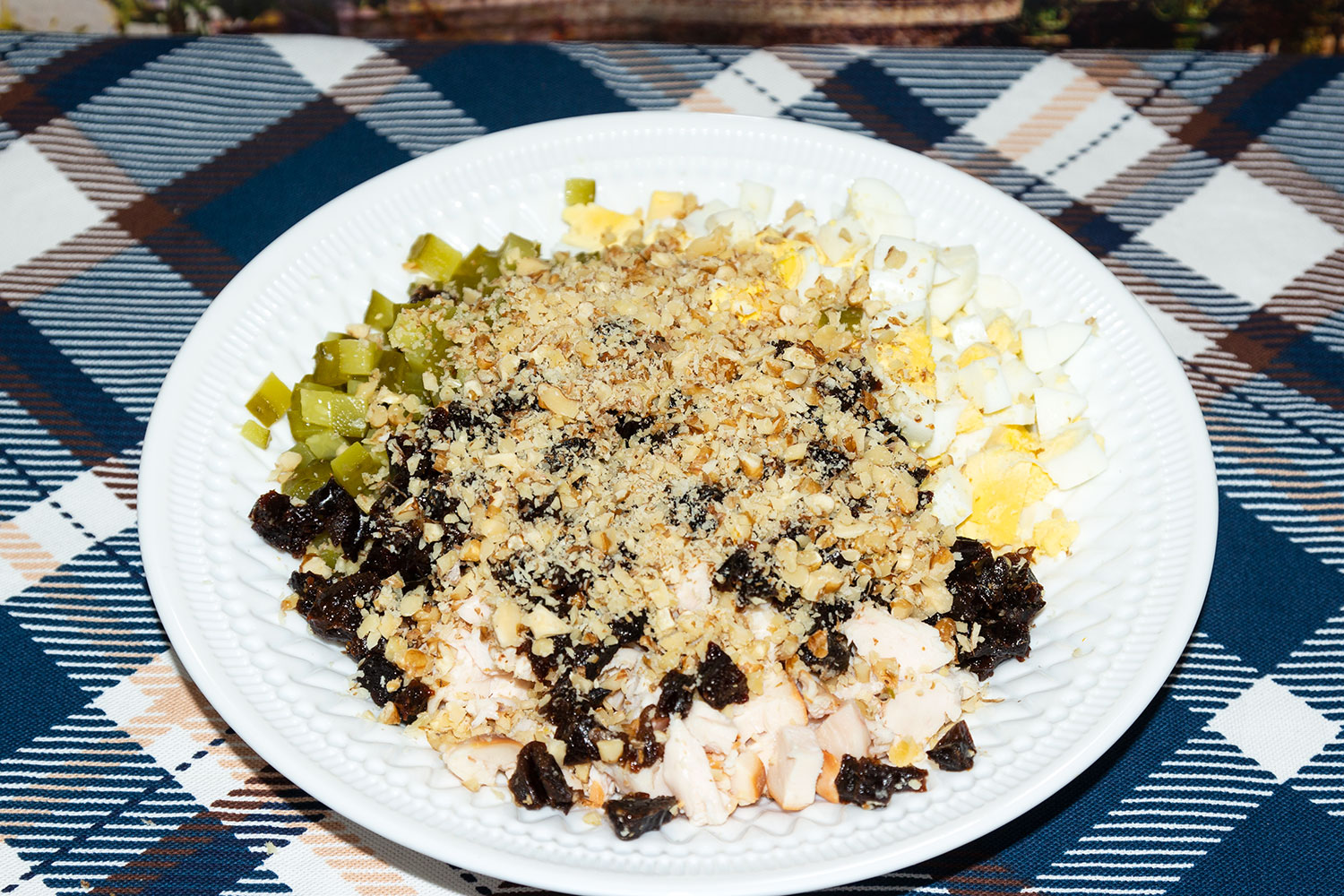 Добавляем чернослив, грецкие орехи для рецепта салат Принцесса