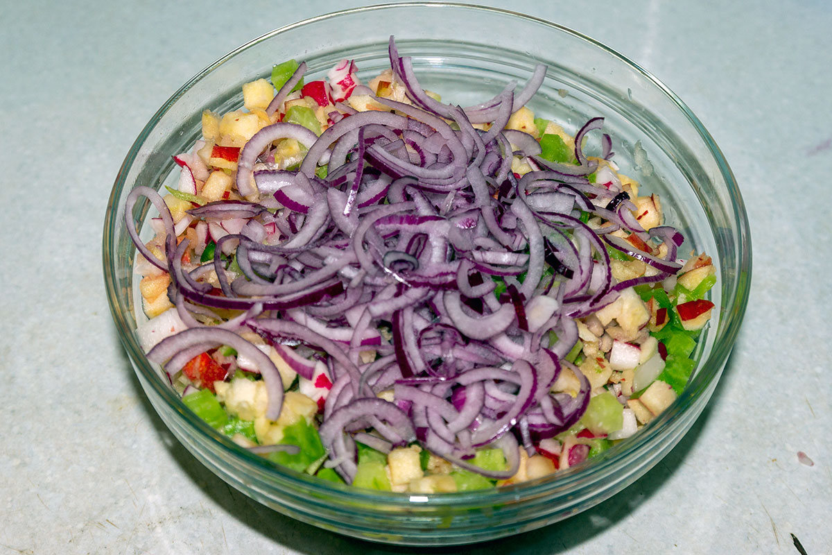 Нарезанные продукты для салата орзу