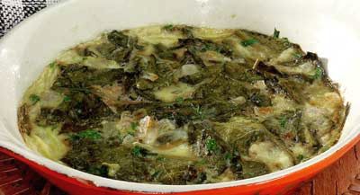 Шпинат или свекольная ботва с яйцом