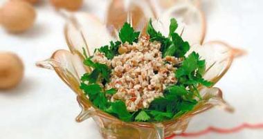 Фото к рецепту Салат из зелени с ореховым соусом Салат из зелени с ореховым соусом