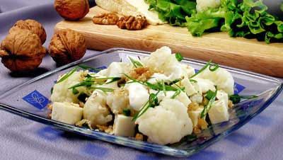 Салат из цветной капусты с орехами