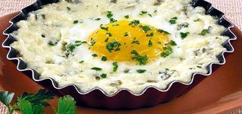 Яйца с зеленым луком в формочках