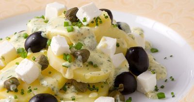 Картофельный салат с зелёным луком и сыром фета