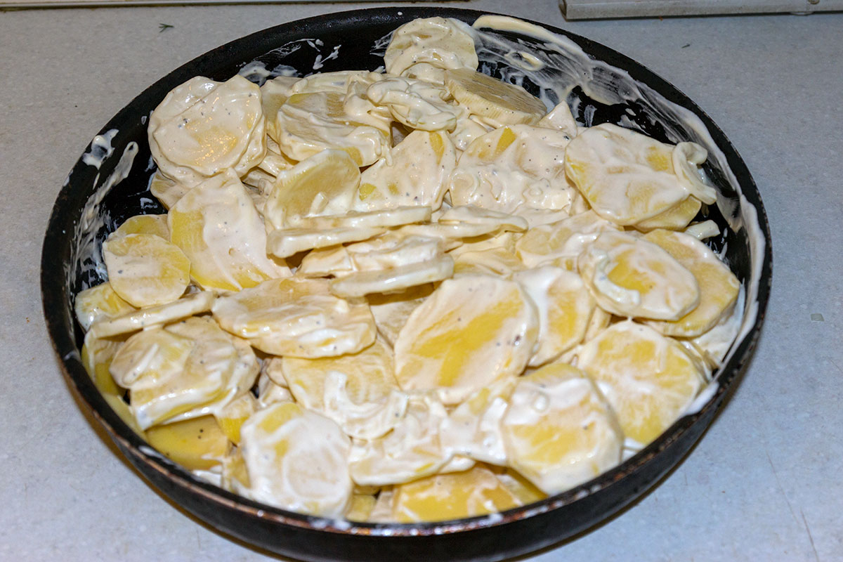 Заправляем картофель майонезом Заправляем картофель майонезом