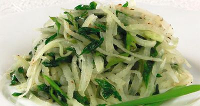 Фото к рецепту Салат с зелёным луком и сельдереем Салат с зелёным луком и сельдереем