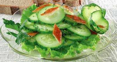 Зелёный салат с хлебными корками