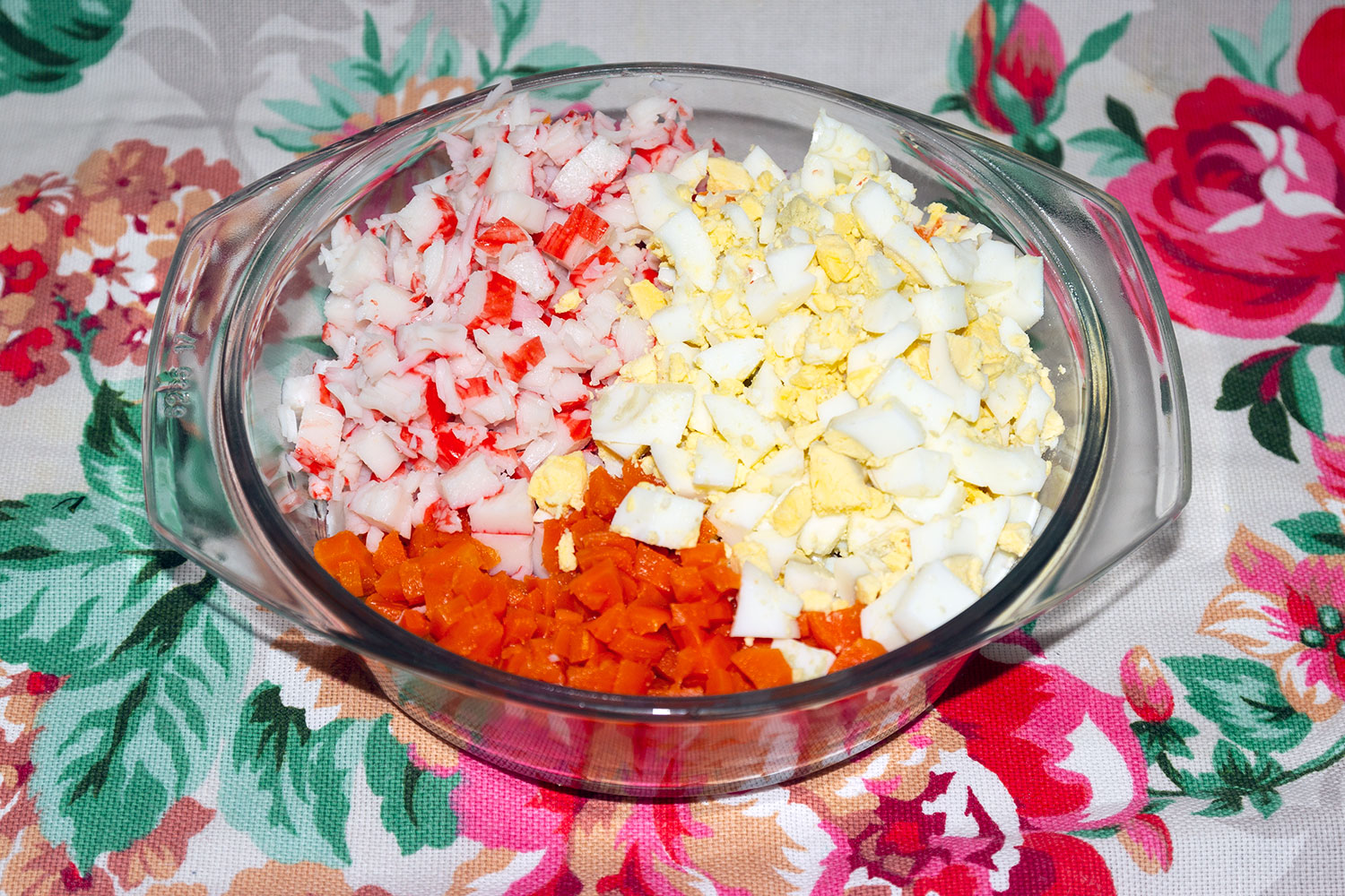 Нарезать крабовые палочки, морковь и яйца для рецепта салат Дамский
