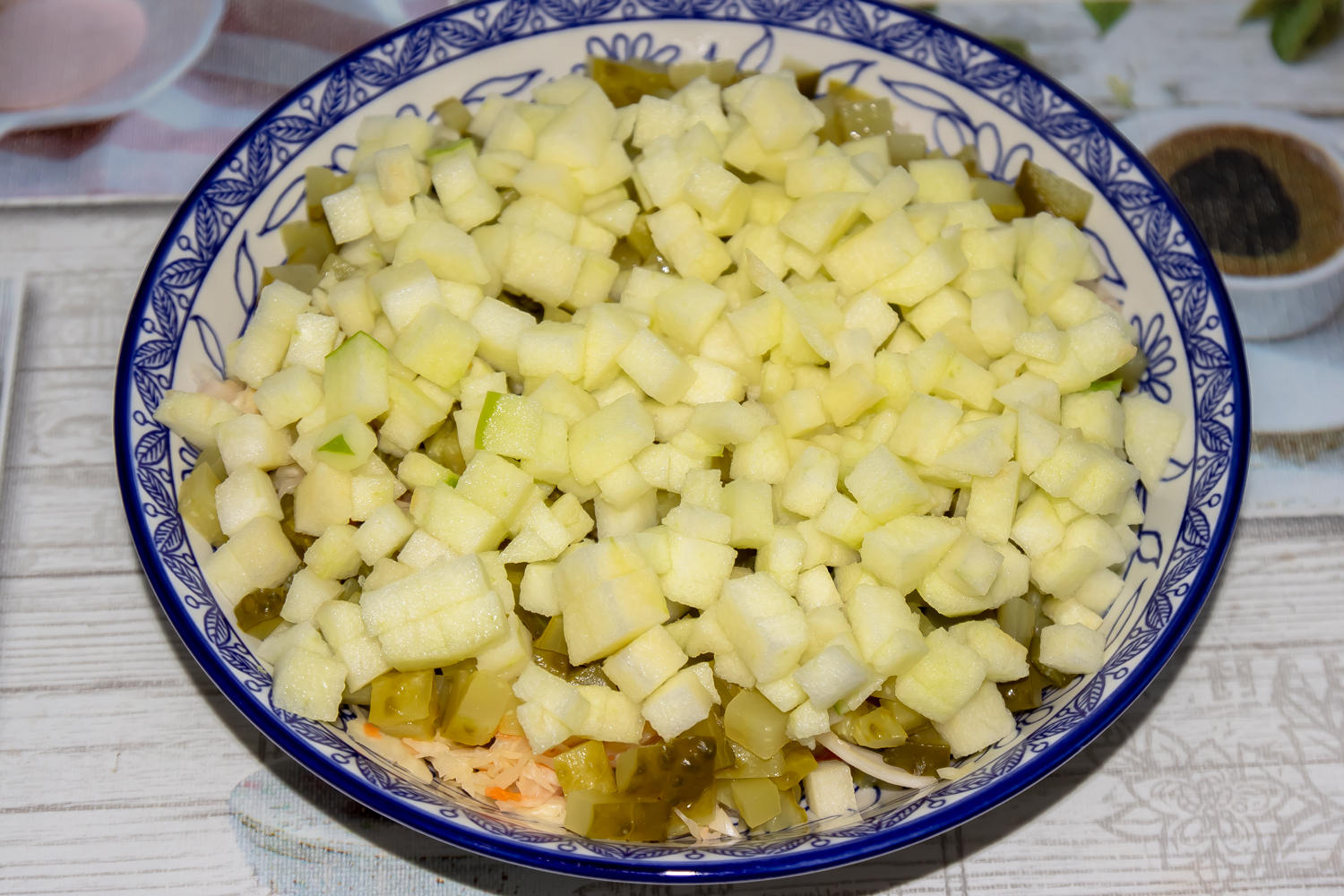 нарезанное яблоко по рецепту Винегрет домашний 